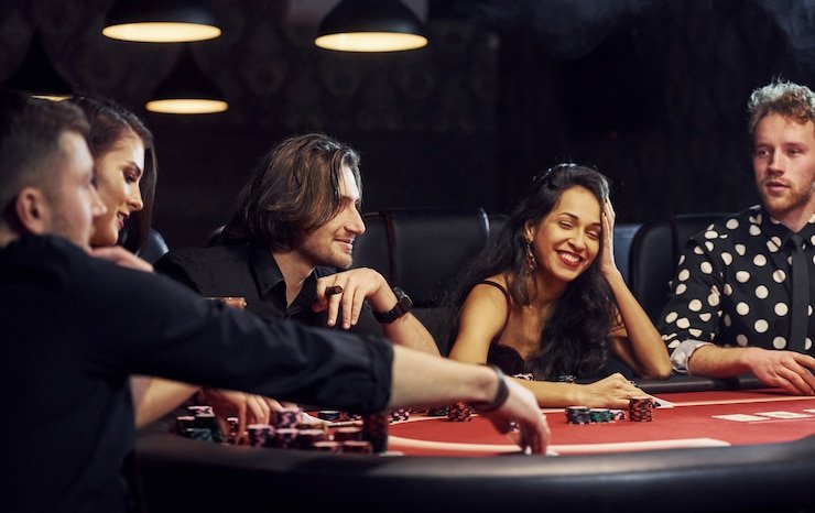 Kartu komunal di flop Tampilan kartu komunal di meja Casino Hold'em